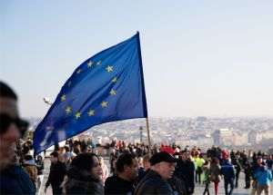 Europenii se simt „asaltaţi” de scumpiri, de frica de război şi de neîncrederea în instituţii
